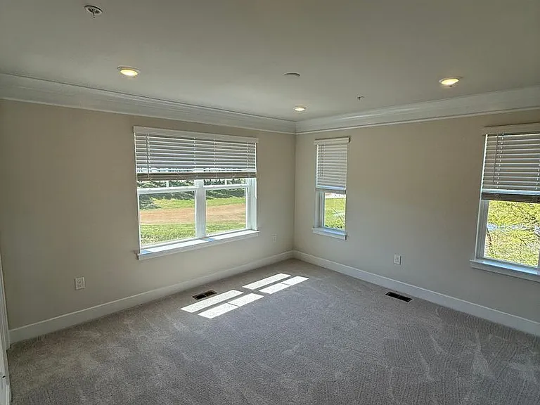 2102 Winterberry Ln — Photo 6