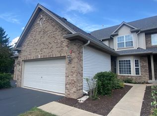 15 Oak Creek Ct, North Aurora, IL 60542