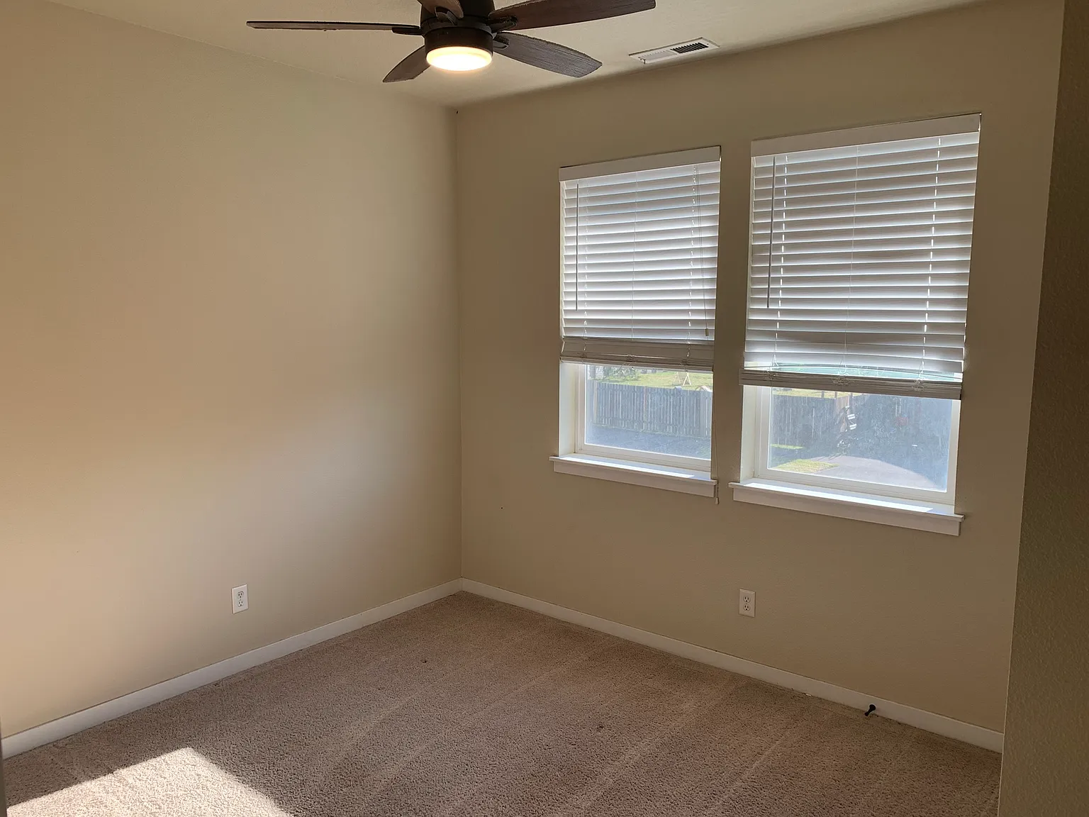 4 bed, 2.5 bath, 1718 sqft, $800 — Photo 4