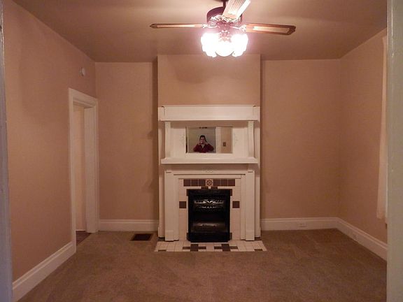 Livingroom with decorative fireplace