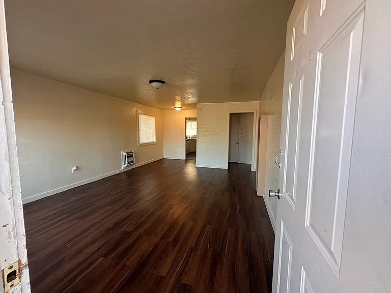 501 W Ross Ave — Photo 2