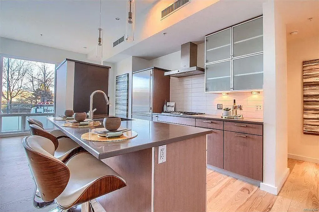 3 bed, 3.5 bath, 2390 sqft, $6,000 — Photo 2