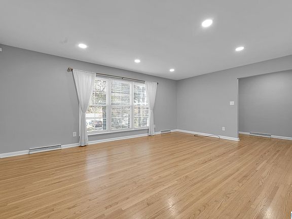 4th image of 115 Elm St