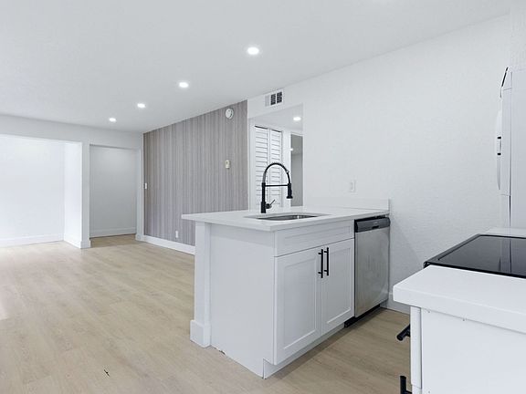 3rd image of 1015 NE 17th Ave APT 203