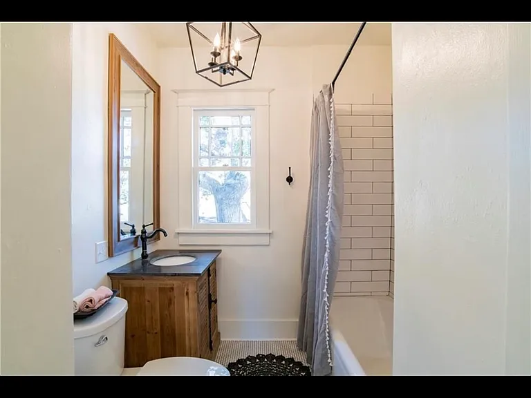 1360 Dauphin St — Photo 10
