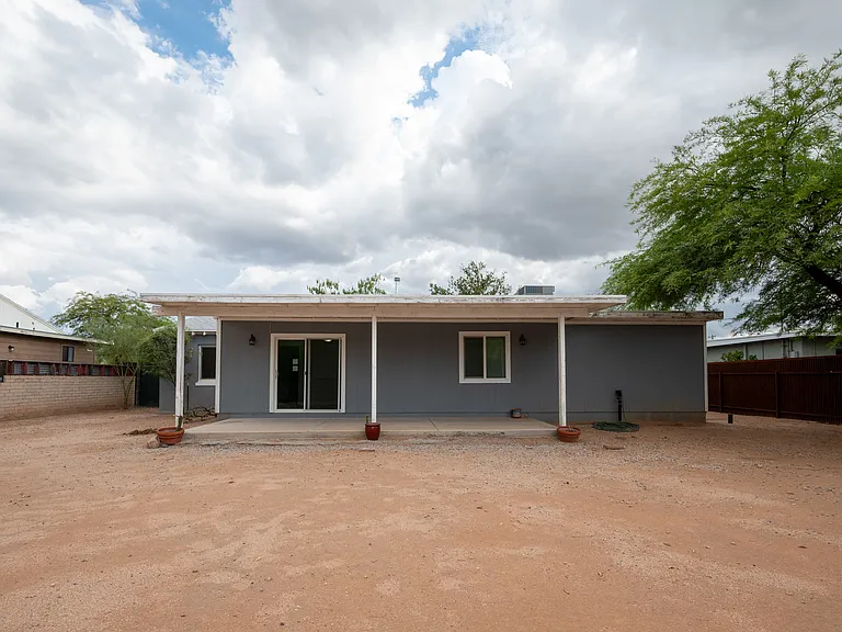 2217 E Silver St — Photo 24