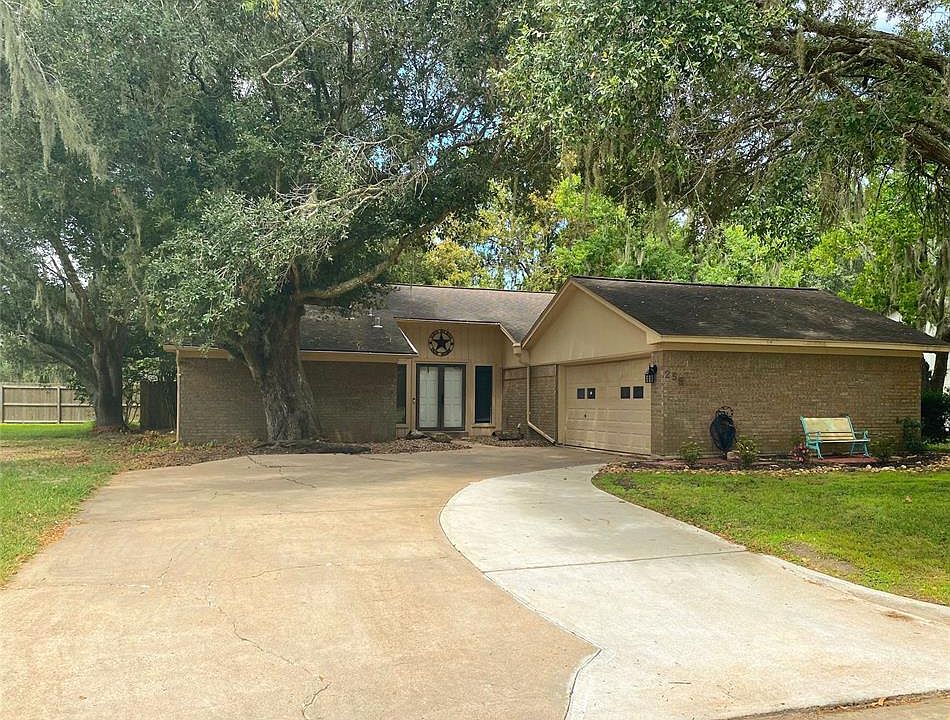 1st image of 258 Edgewater Dr