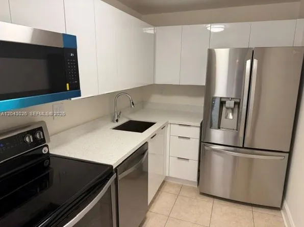 8405 NW 8th St APT 303, Miami, FL 33126