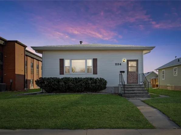 224 N Sycamore St, Monticello, IA 52310