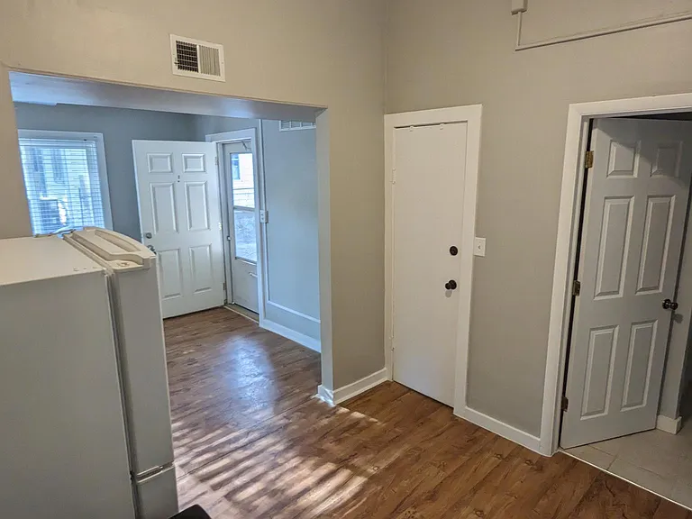 406 E Iowa St #2 — Photo 8