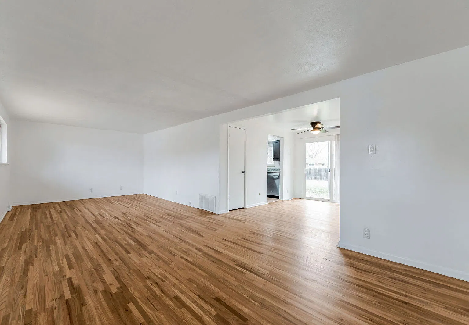 3 bed, 2.0 bath, 1017 sqft, $2,740 — Photo 3