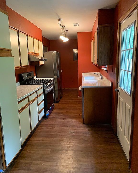 1st image of 913 W Wilson St