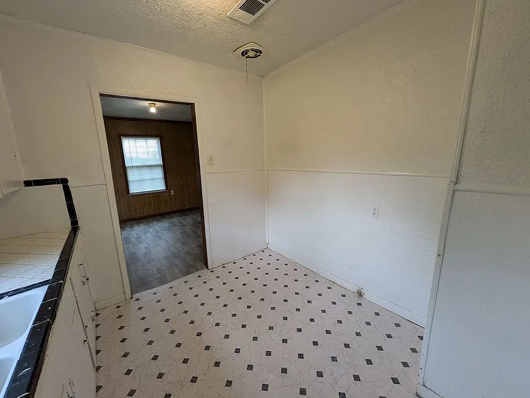 2125 Earl St — Photo 7