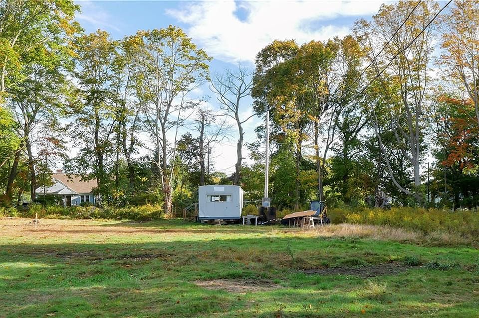 1st image of 557 Bristol Ferry Rd