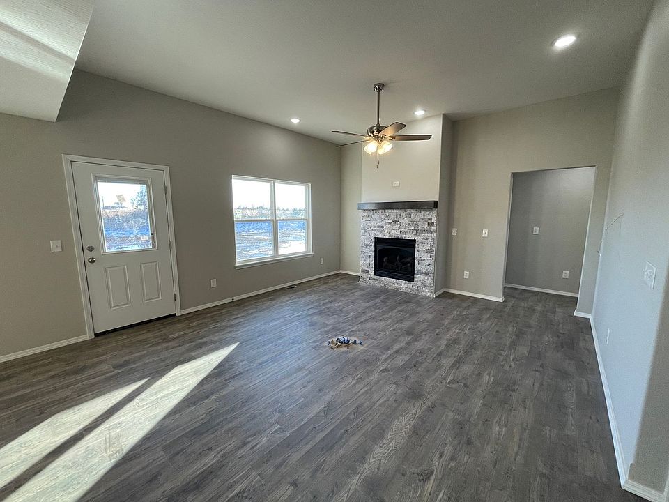 1st image of 226 W Canterbury Ln