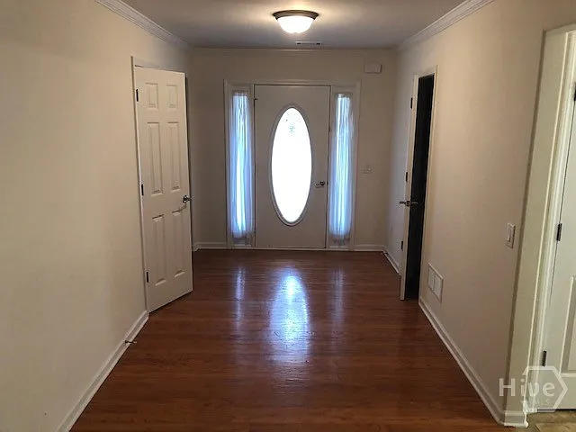 225 Lexington Cir — Photo 8