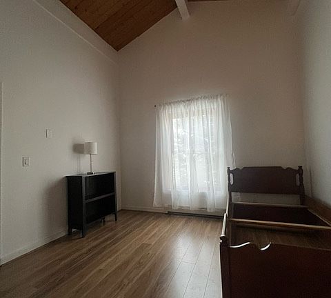 Upstairs bonus room with trundle bed