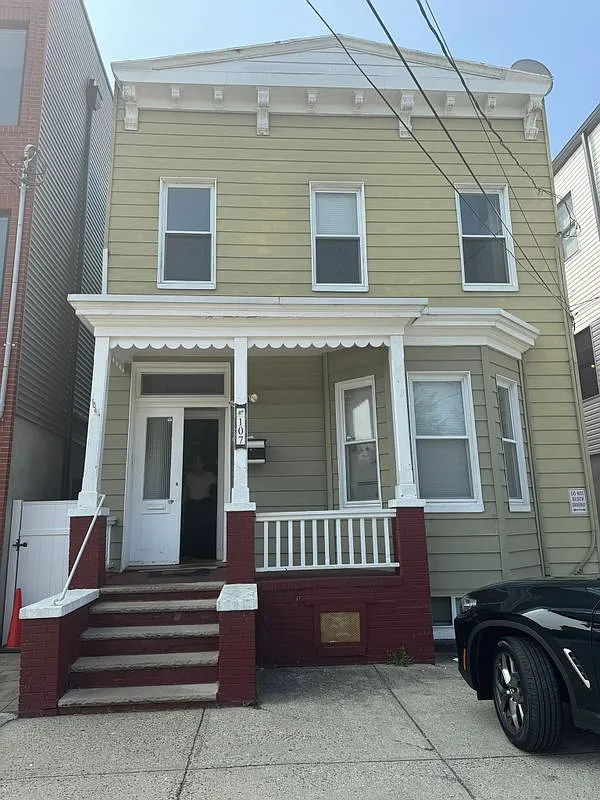 2 bed, 1.0 bath, 670 sqft, $2,200 — Photo 1