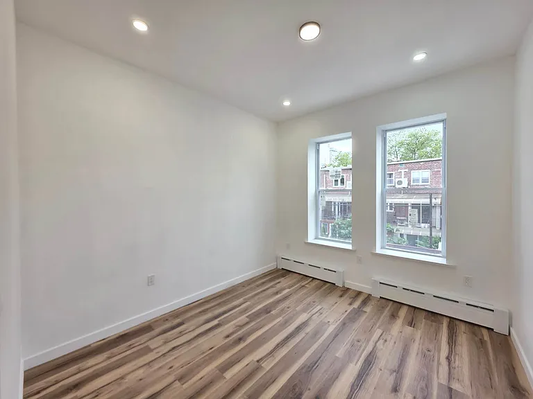 2722 E 26th St #2R — Photo 5