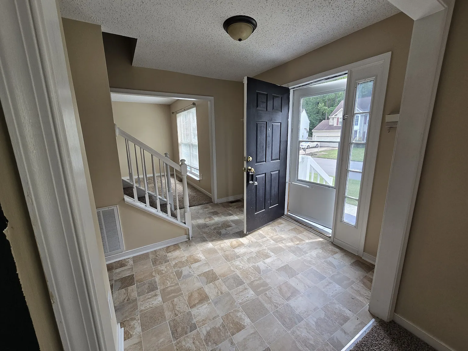 5 bed, 2.5 bath, 2454 sqft, $2,500 — Photo 3