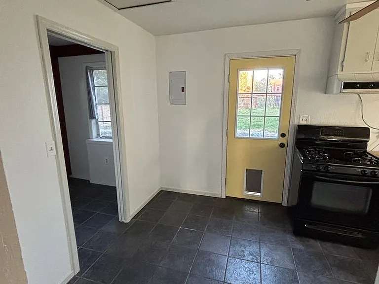 560 Landis Cir — Photo 6