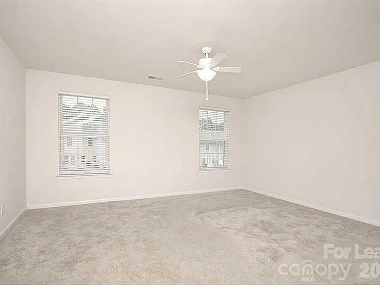 2704 Silverthorn Dr — Photo 14
