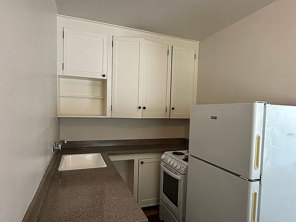 4th image of 635 NE Randall Ave #215