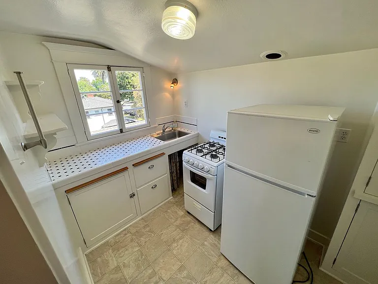 Historic Bluff Park 1BD Retreat | Top Floor Vintage Gem — Photo 11