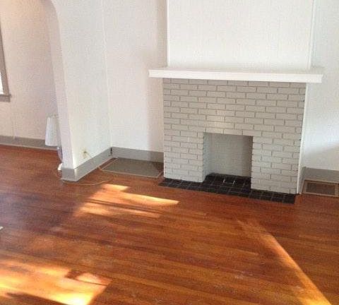 Spacious living room w hardwood floors