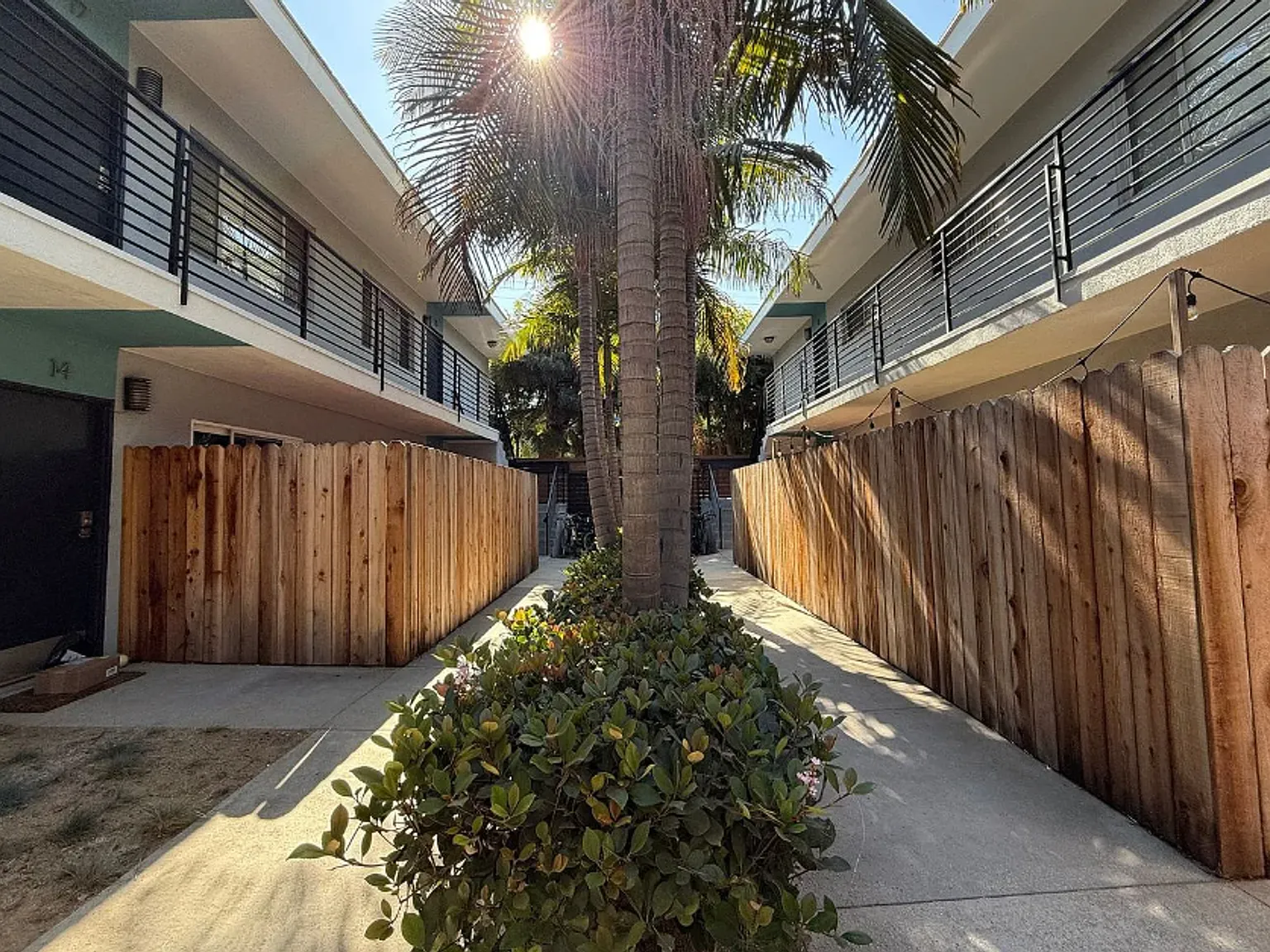 2727 Abbot Kinney Apartments, Venice CA — Photo 3