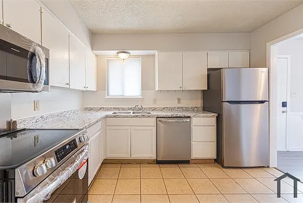 2 bed, 1000 sqft, $1,050 — Photo 3