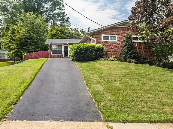 3rd image of 10119 Farmington Dr