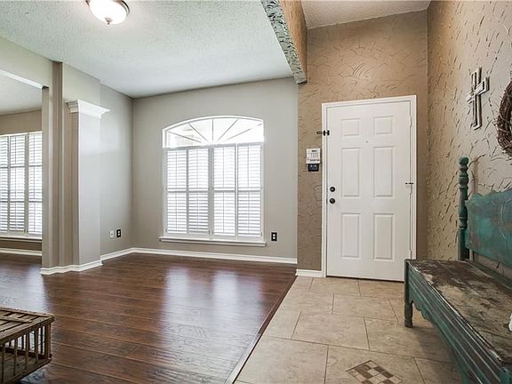 3rd image of 921 Meghann Ln