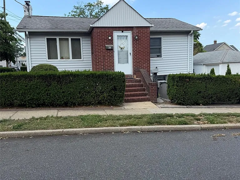 81 Avenue — Photo 1