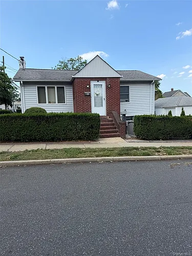 81 Avenue Photo 1