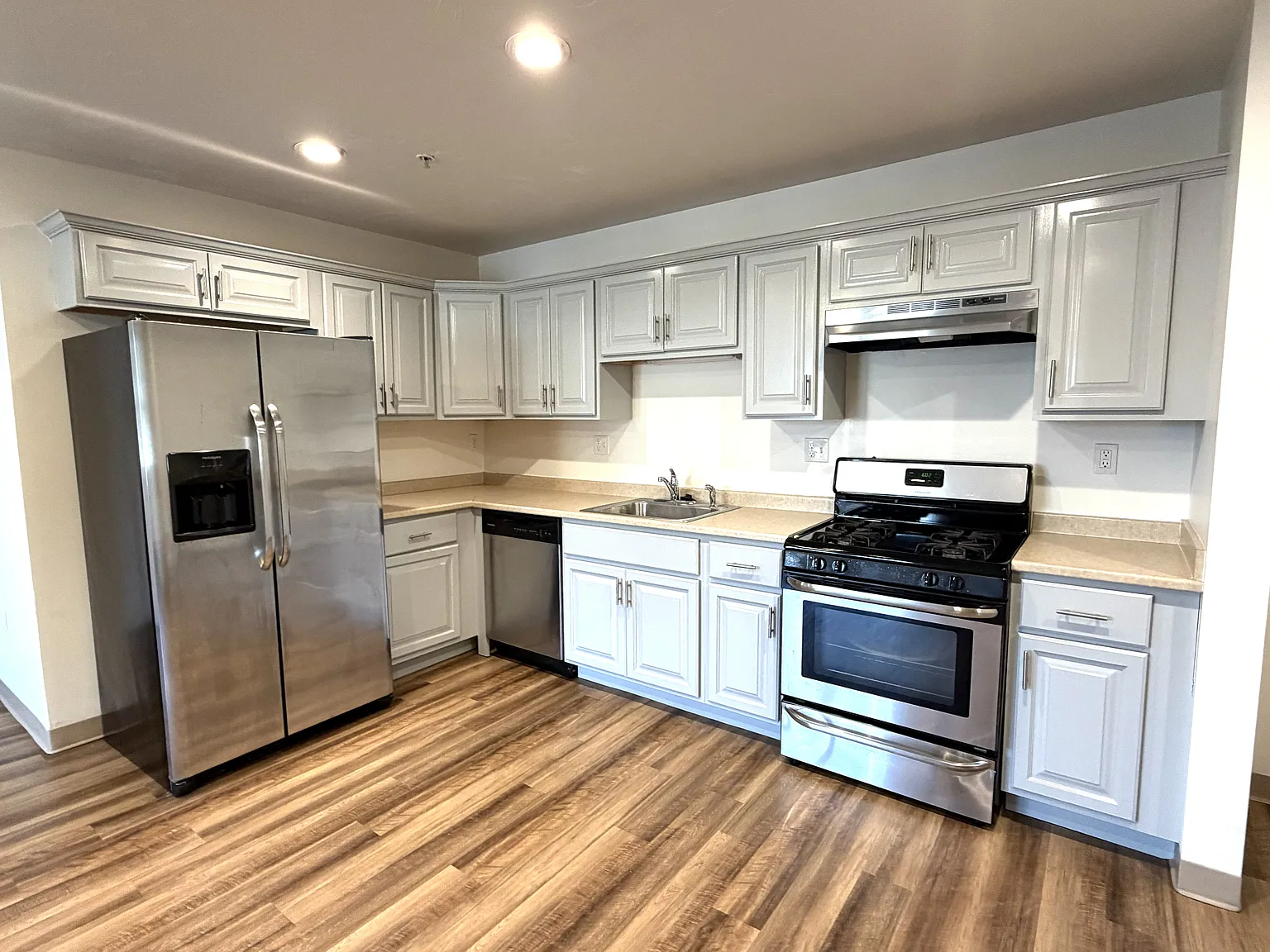 2 bed, 1075 sqft, $3,250 — Photo 2