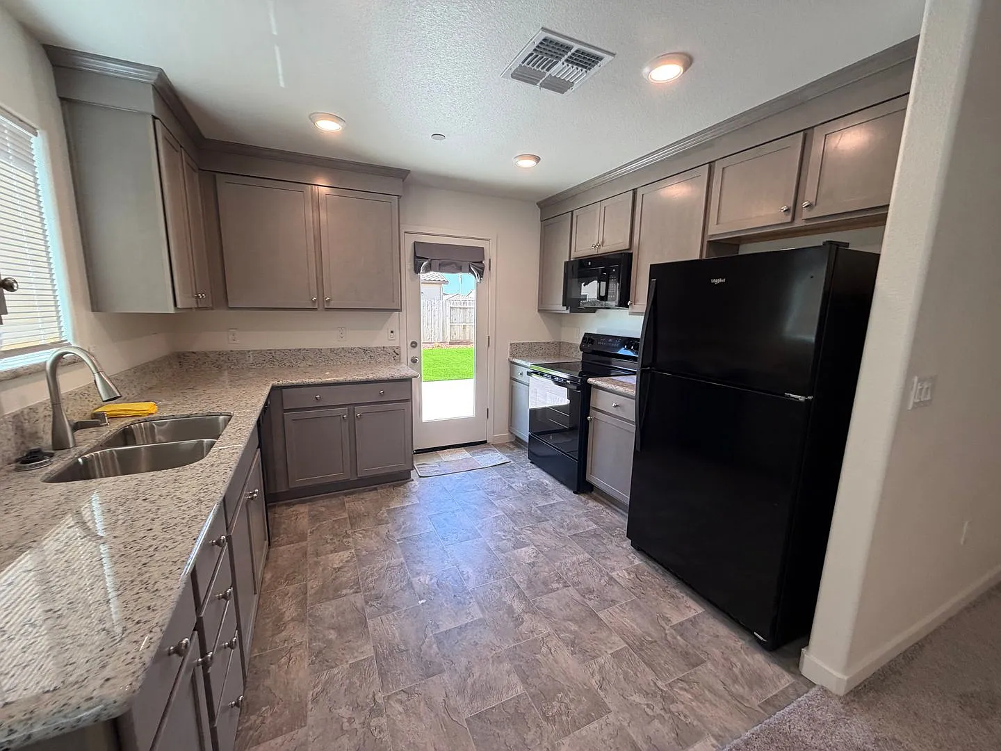 Beautiful Brand-New home for rent in Corcoran — Photo 3