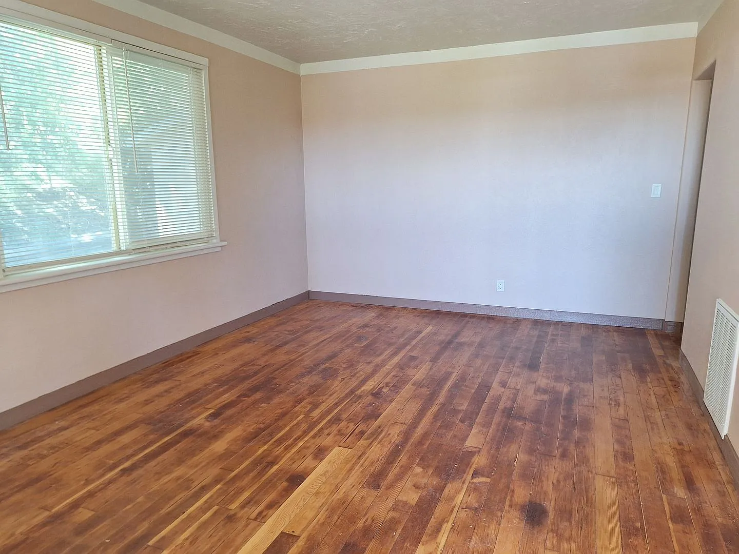 Quaint 2 bedroom 1 Bathroom Duplex — Photo 2
