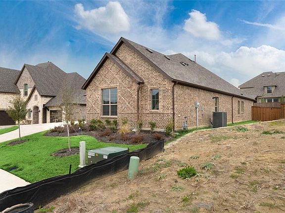 3rd image of 934 Amber Knoll Dr