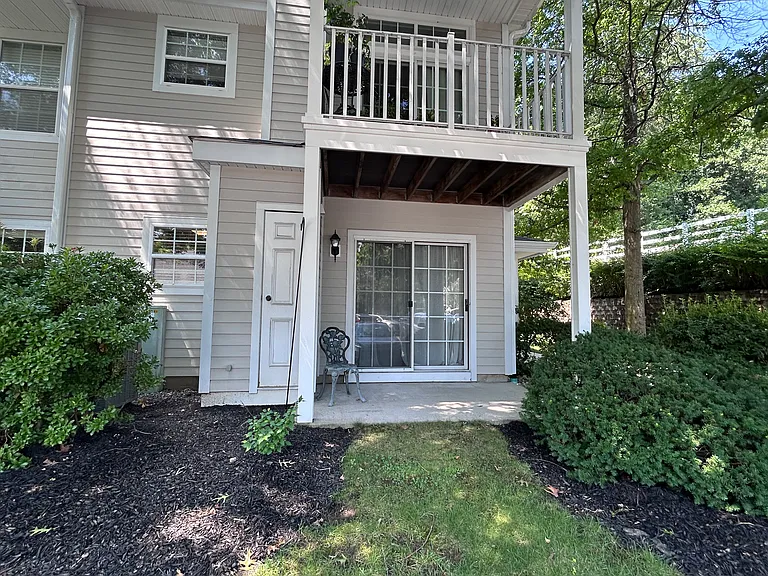 1076 Cambridge Ct — Photo 2