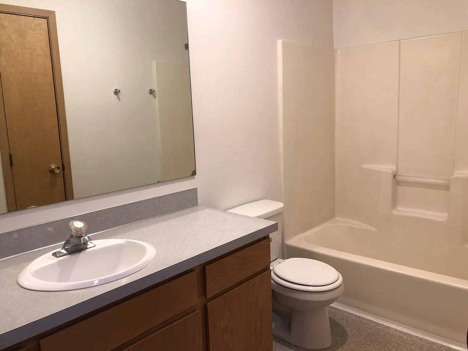 3 bed, 1080 sqft, $1,300 — Photo 2