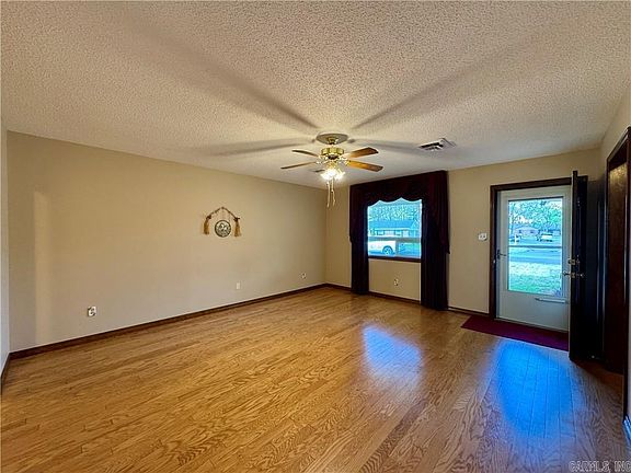 4th image of 1504 N Knoxville Ave