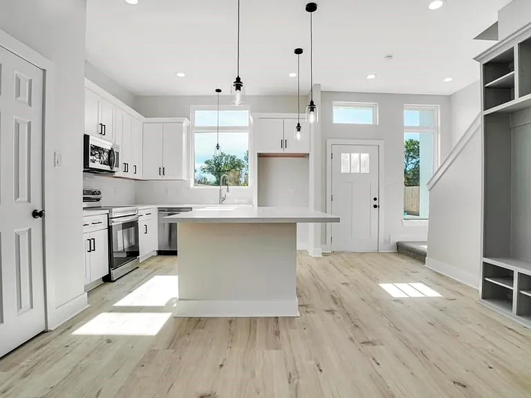 805 Granville Dr — Photo 5