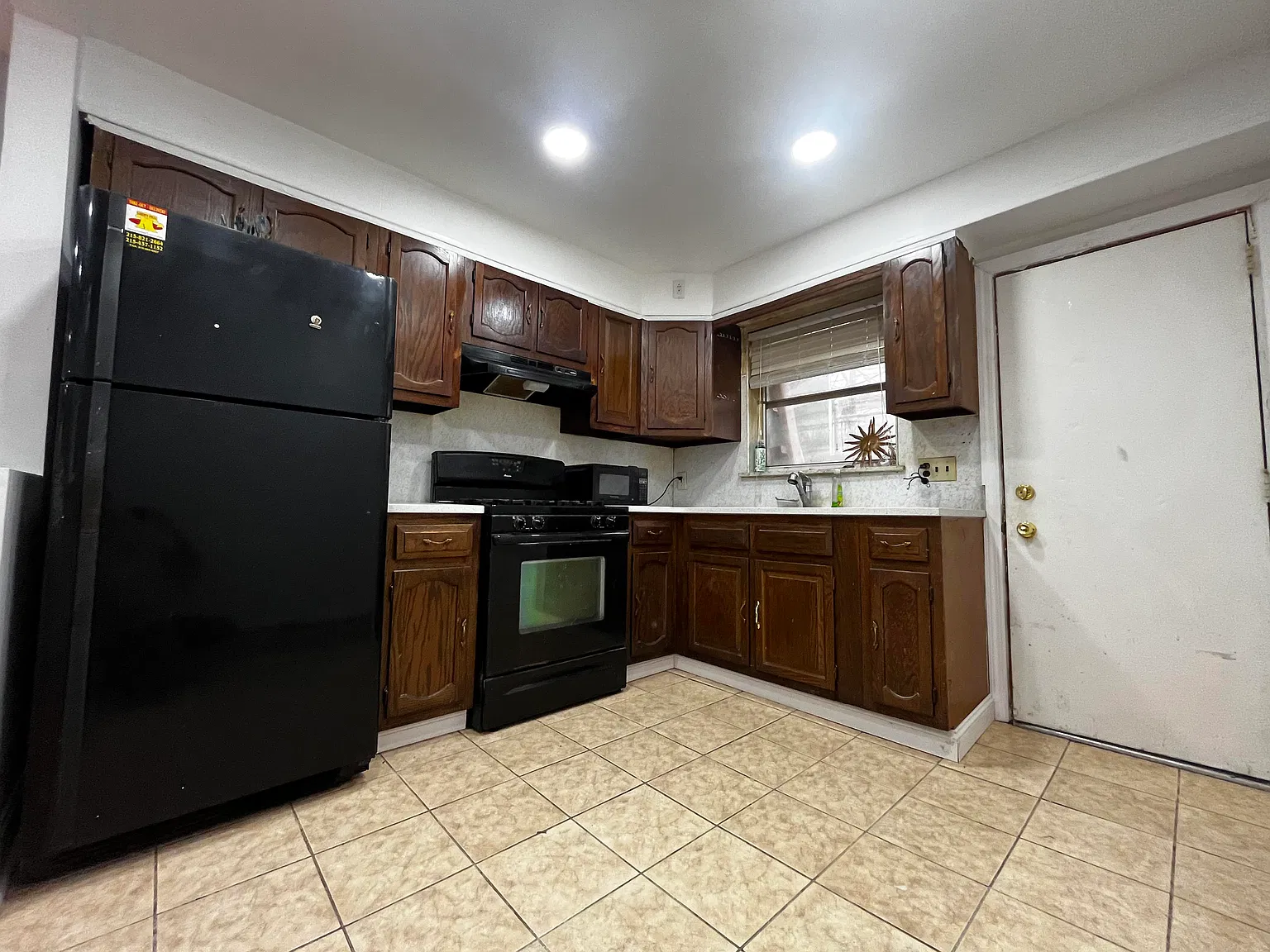 3 bed, 960 sqft, $1,695 — Photo 2