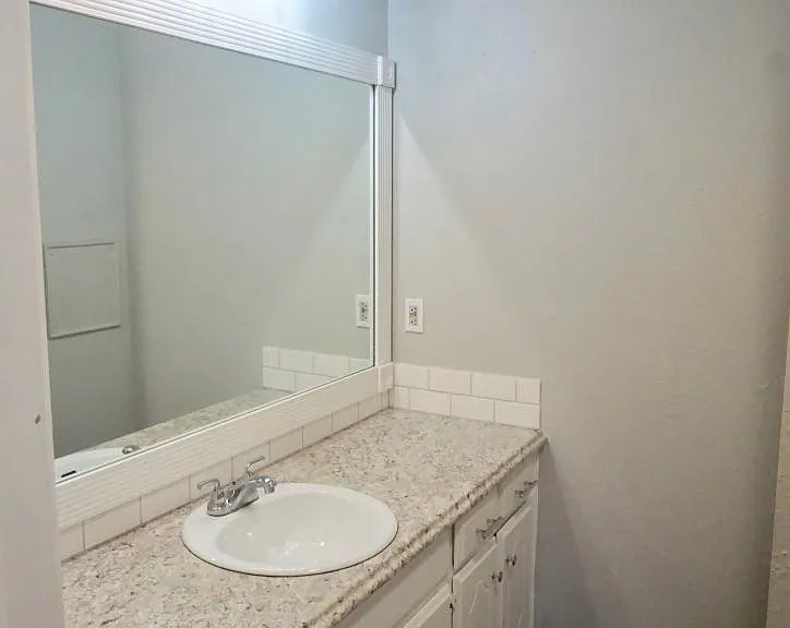 9027 N Rockwell Dr — Photo 31