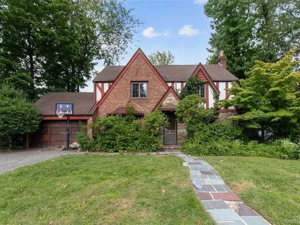 85 Oxford Boulevard, Great Neck, NY 11023