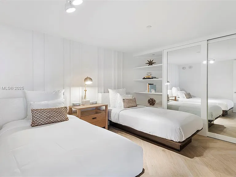 2201 Collins Ave #804 — Photo 31