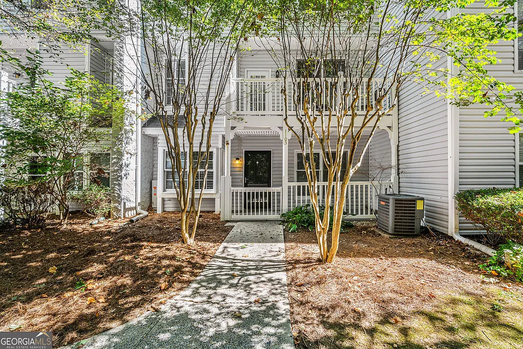 1 bed, 1.0 bath, 740 sqft, $1,300 — Photo 2