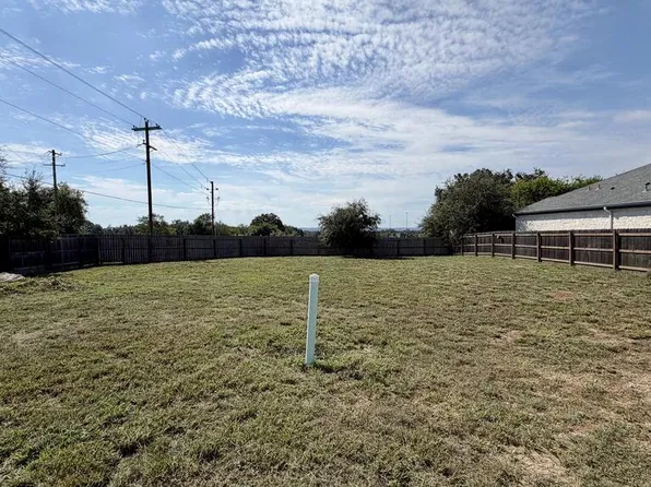 101 Parlin Ln, Fredericksburg, TX 78624