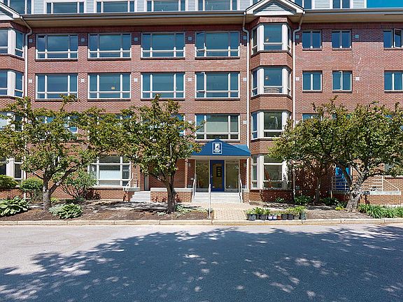 3rd image of 717 Chandlers Wharf #717